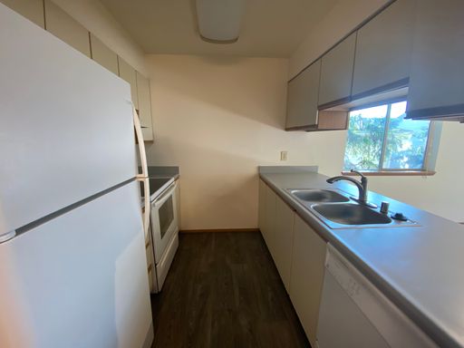 Top Floor - Spacious Corner 2 Bedroom x 2 Bathroom Apartment - Includes A Garage Parking Space! – photo 1