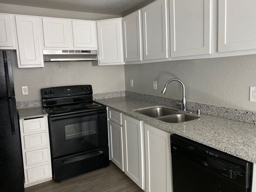 Move in Today! 3 bedroom/ 2 bath unit! – photo 1