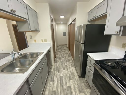 Spacious Corner 2 Bedroom x 2 Bathroom Apartment - Includes A Garage Parking Space! – photo 1
