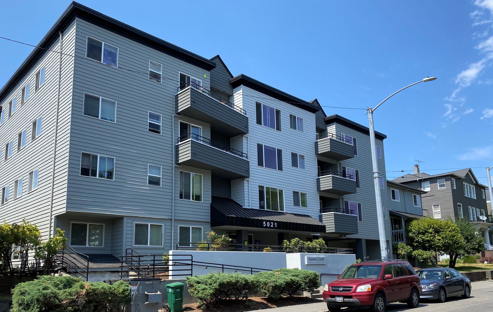 Seattle Apartment: 5021 Brooklyn Avenue NE
