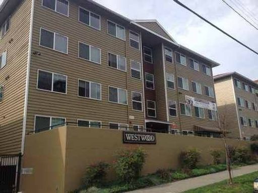 Ideal for Student Living - 3 Bedrooms & 2 Bathrooms - Available Fall 2025 - Just Blocks West of Campus! – photo 1