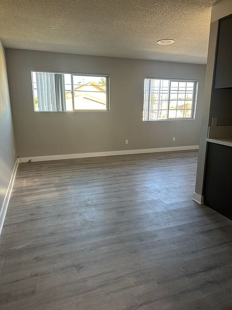 Hawthorne Apartment: 12700 Oxford Ave.