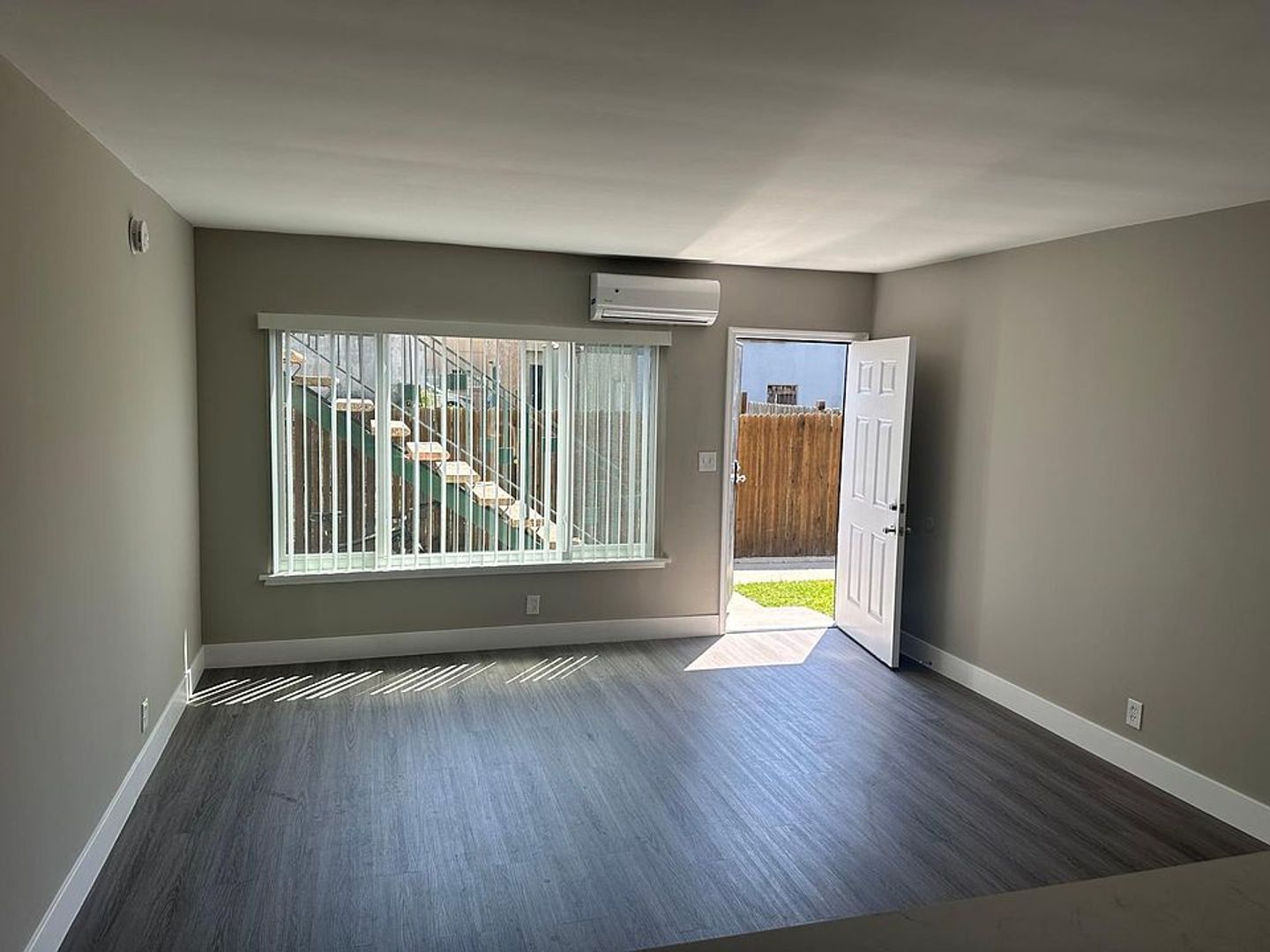 Inglewood Apartment: 533 Queen St.