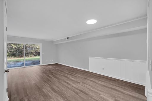 NEWLY Renovation: Spacious 2-Story Apartment in Easley