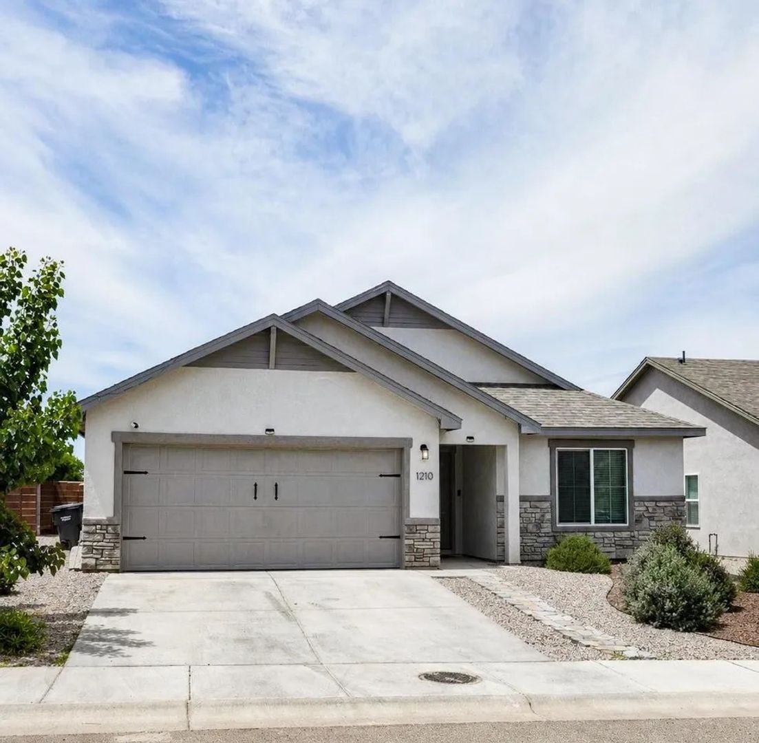 Alamogordo House: 1210 San Carlos St