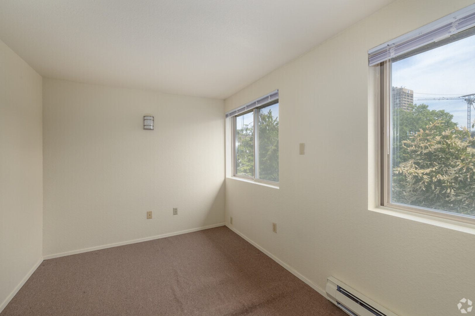 Seattle Apartment: 4262 8th Ave NE