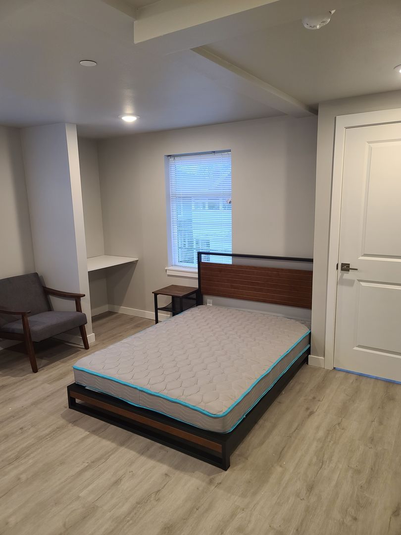 Seattle Apartment: 5020 15th Ave NE