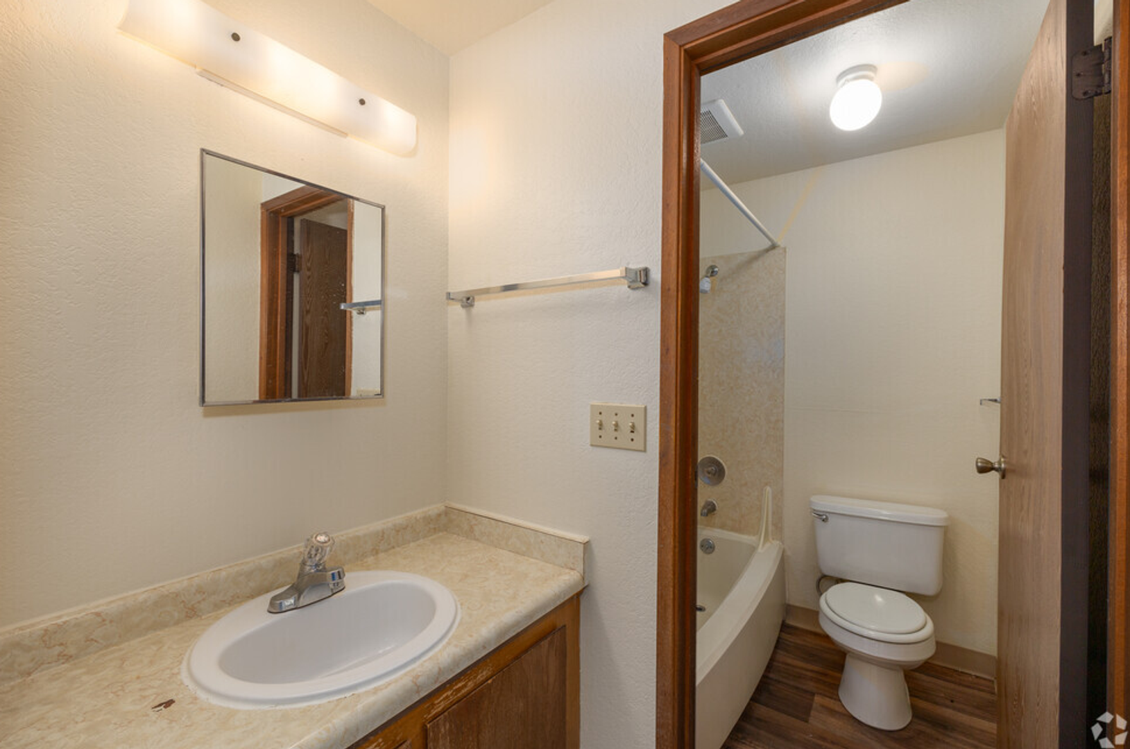 Seattle Apartment: 4220 8th Ave NE