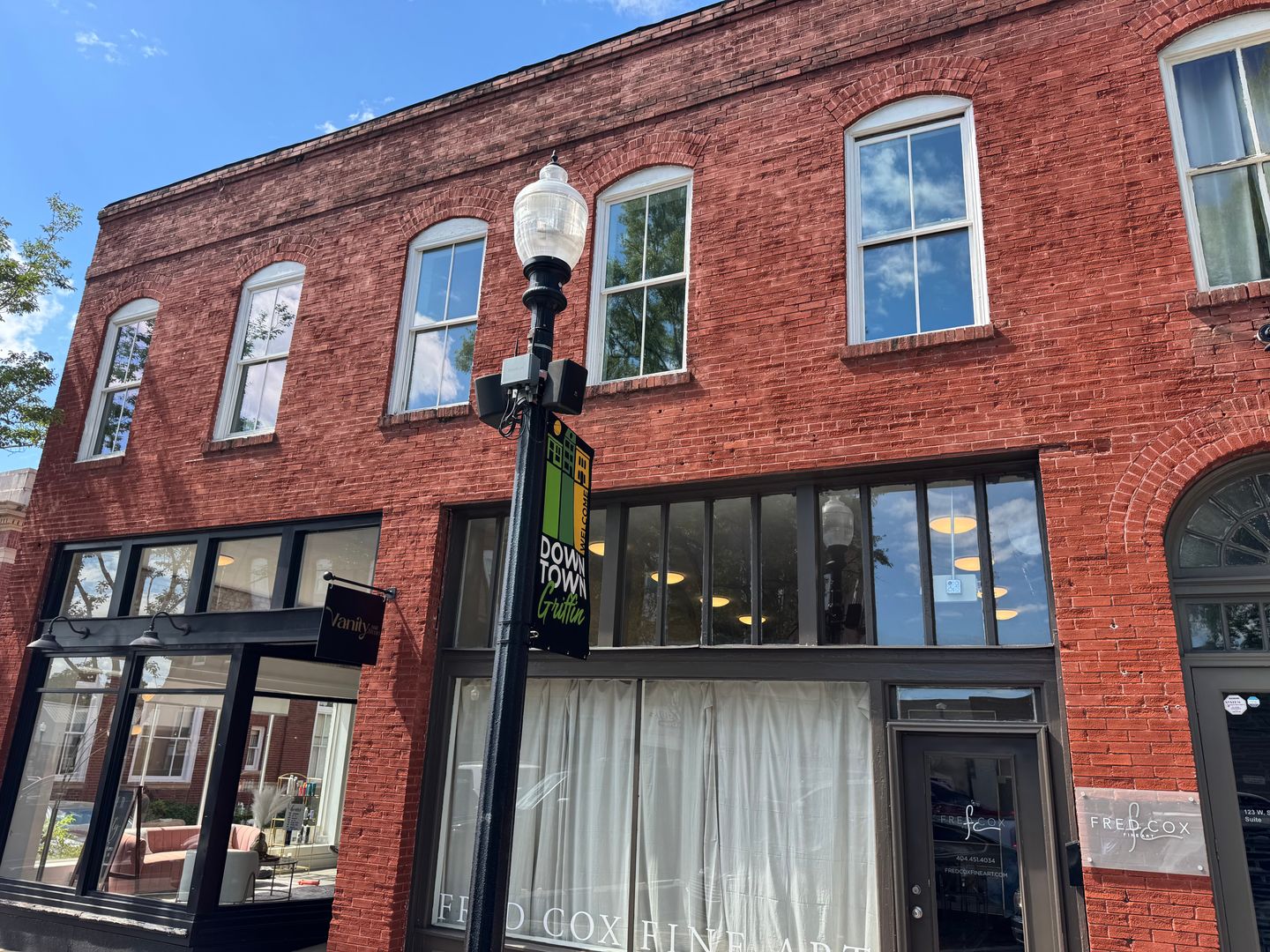 Griffin Apartment: 125 - 127 W Solomon St