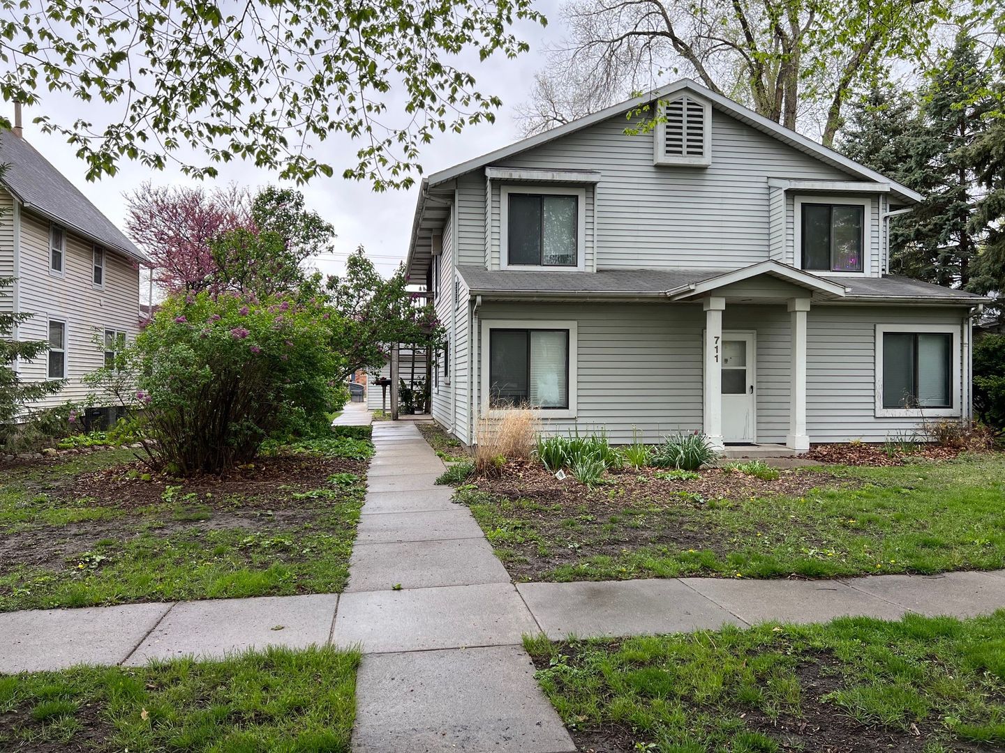 Ames Apartment: 711 Burnett Avenue