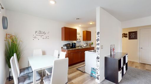 Newly Remodeled 2 Bedroom, Central Air – photo 1