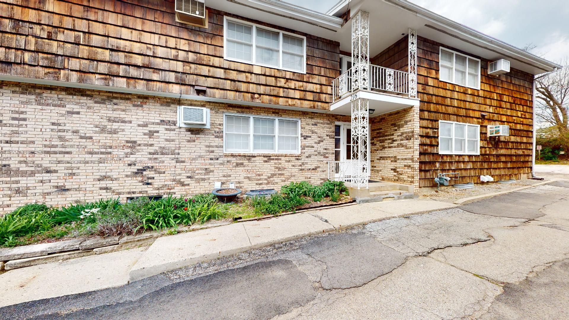 Ames Apartment: 216 Campus Avenue