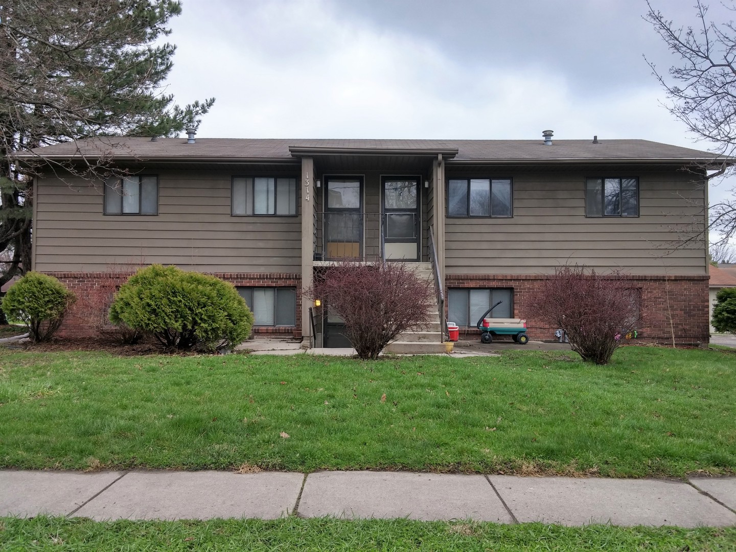 Ames Apartment: 1314 North Dakota Avenue