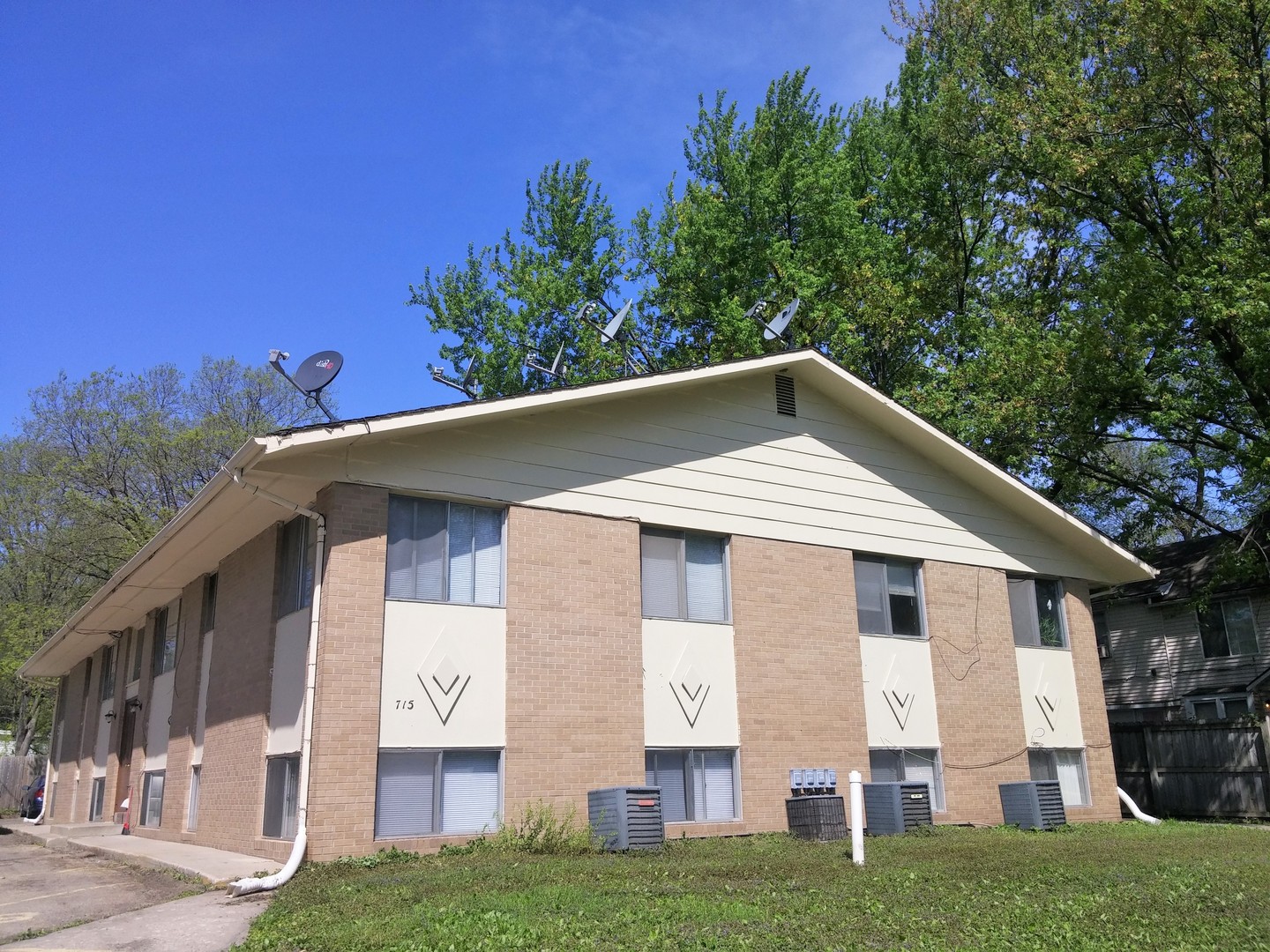 Ames Apartment: 715 Wilson Avenue