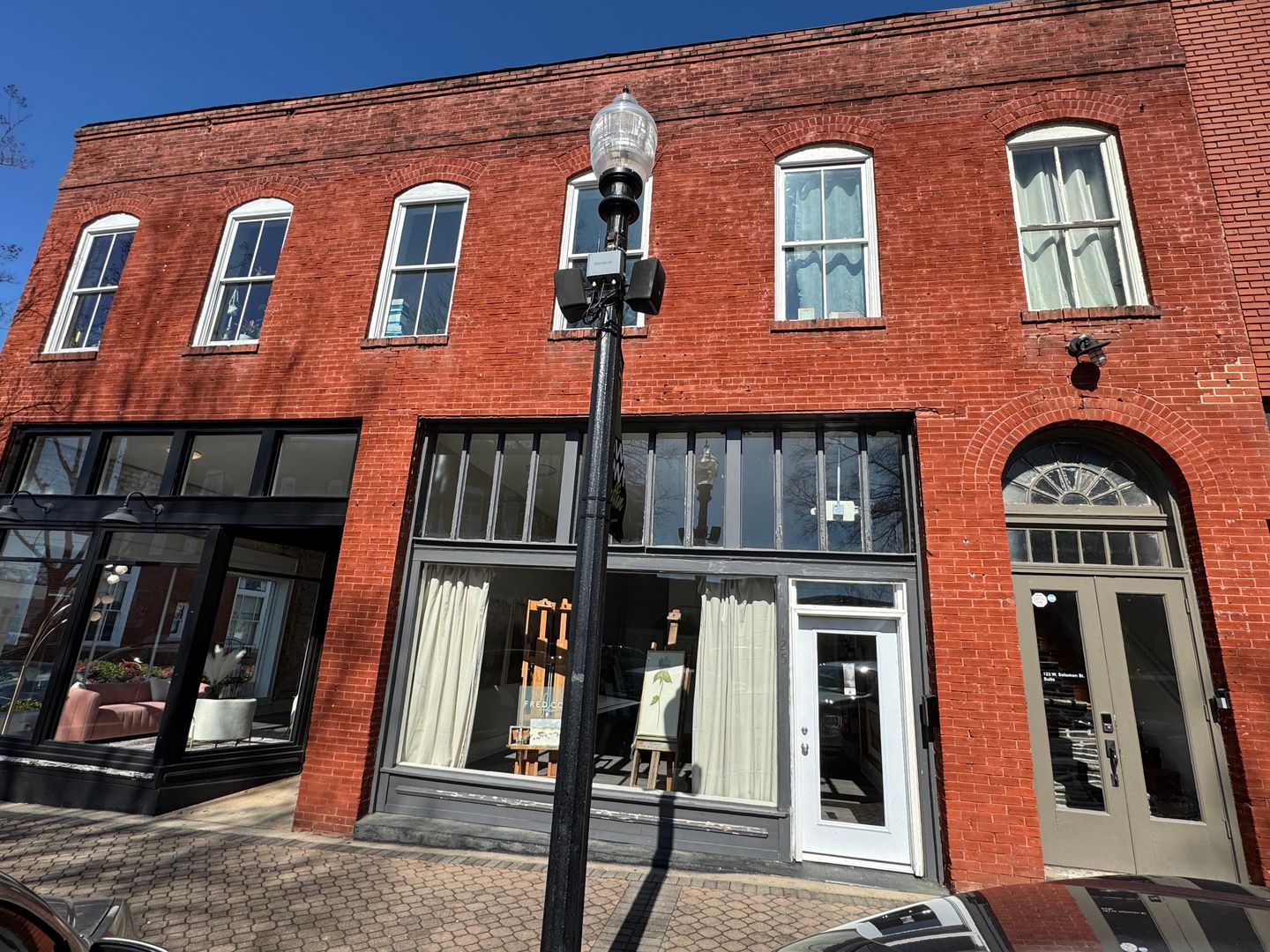 Griffin Apartment: 125 - 127 W Solomon St