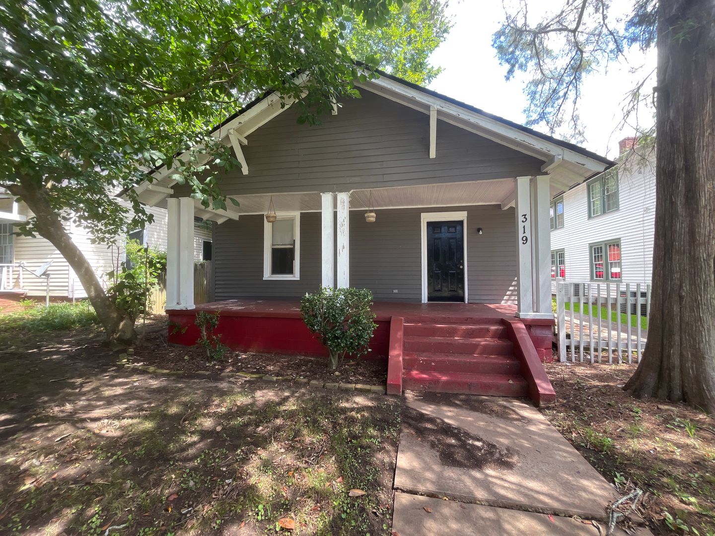 Griffin House: 319 E Broadway St