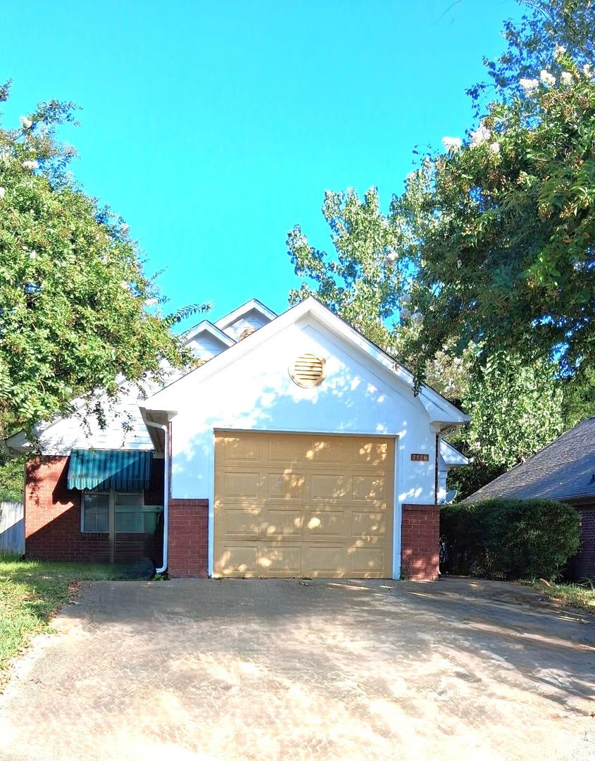 Tupelo House: 2558 Arlington