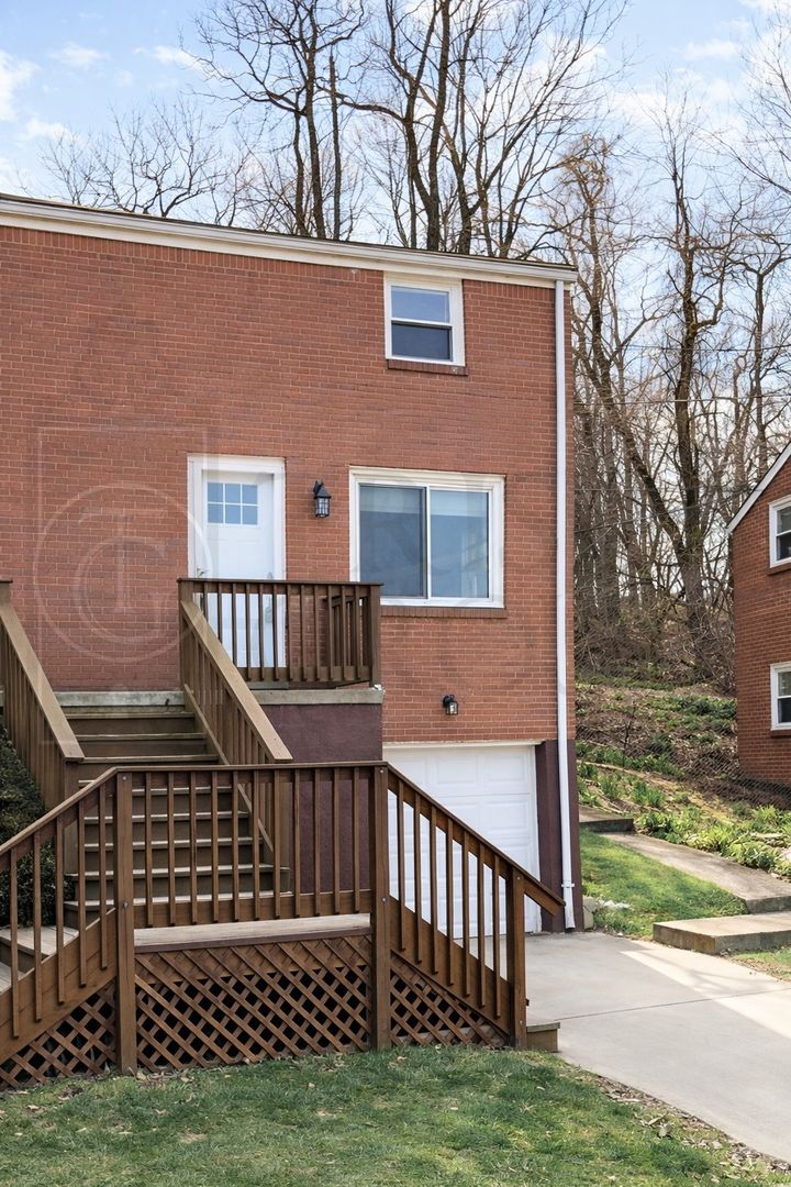 Brentwood Apartment: 422-424