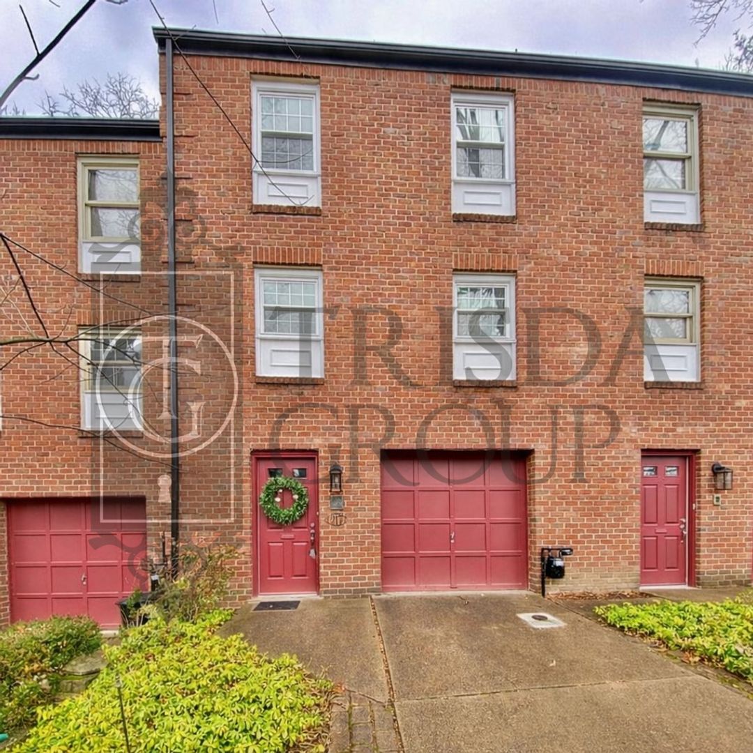 East Pittsburgh Apartment: 217