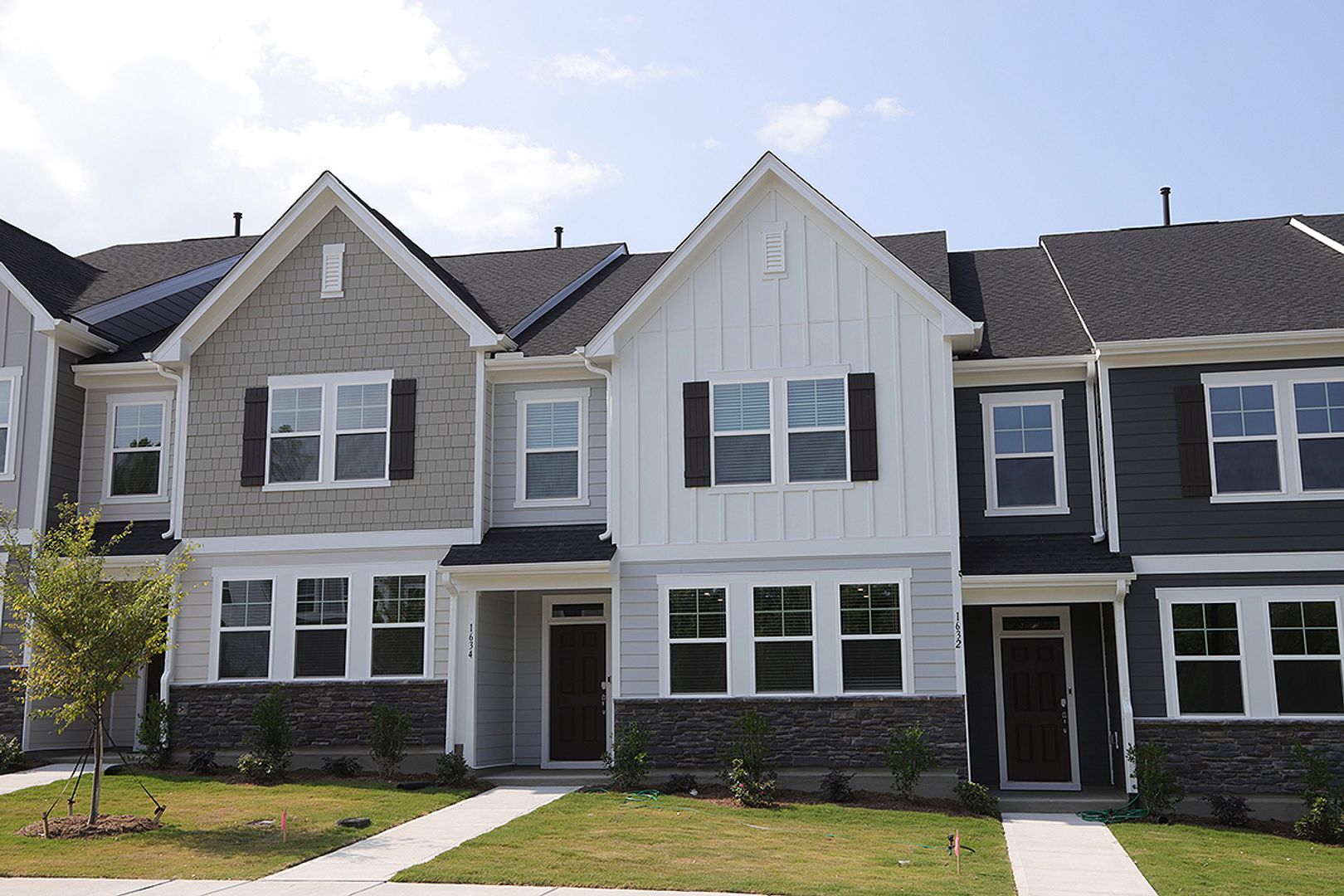 Beautiful 3 Bed+Bonus+2 Car Garage Townhome in New Wake Forest Community 