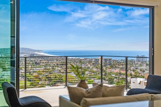 3BD/2BA with Panoramic View – photo 1