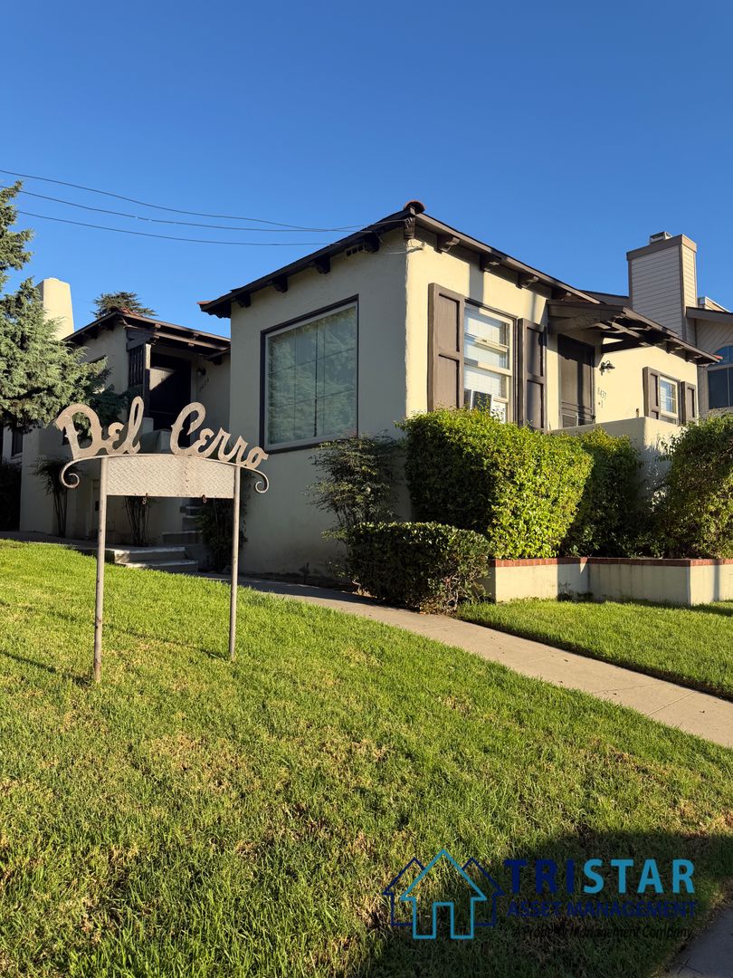 La Mesa Apartment: 8437-8441 La Mesa Blvd