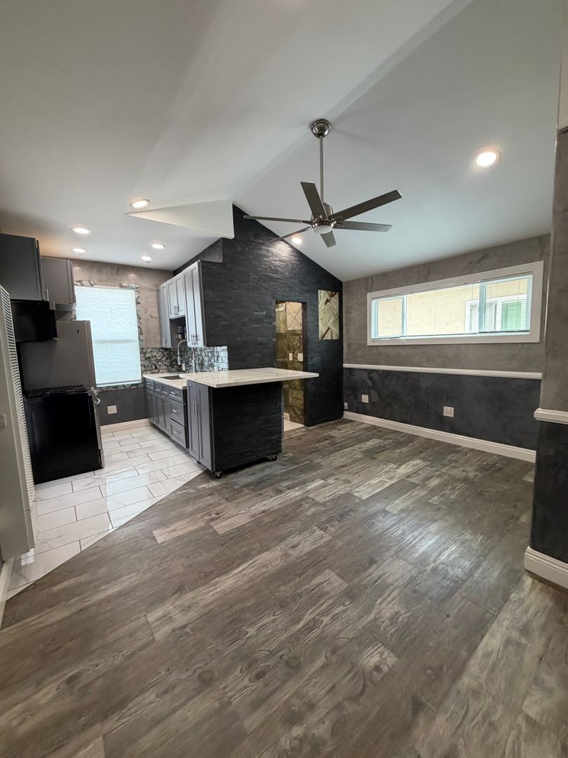 San Diego Apartment: 2033 Garnet Avenue