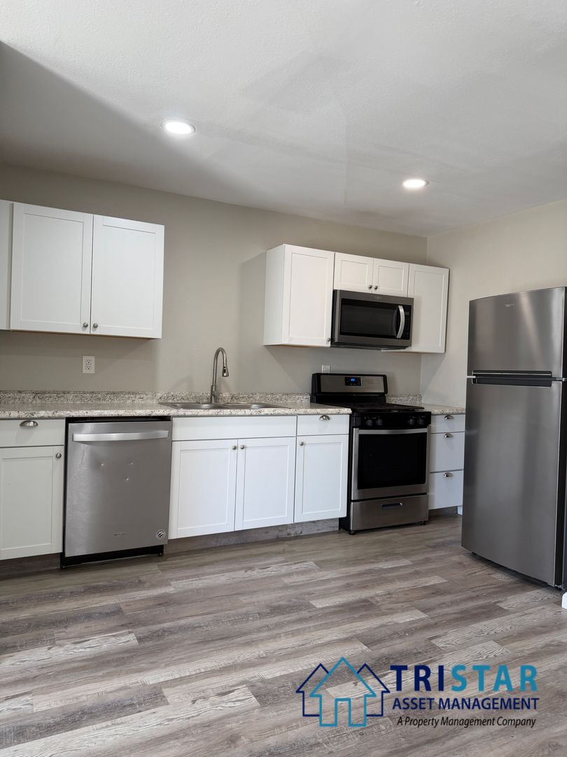 Lakeside Apartment: 12227 B Woodside Avenue