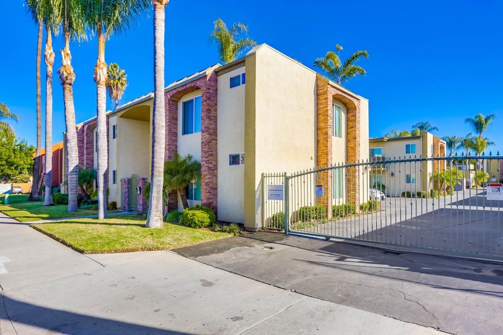 El Cajon Condo: 453 Graves Avenue