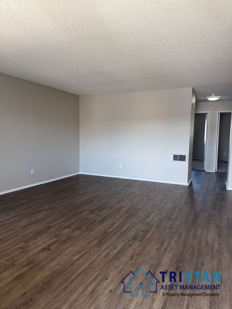 Lakeside Apartment: 12645 Laurel Street
