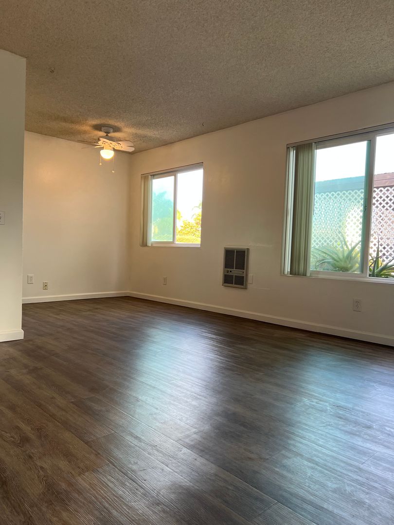 Carlsbad Apartment: 252 Acacia Avenue