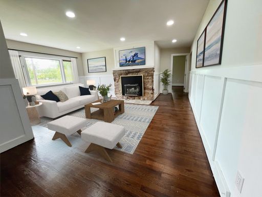 3 bed 2 full bath single family home - renovated – photo 1