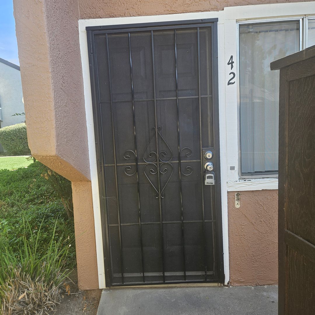 Modesto Townhome: 325 Standiford Ave #42