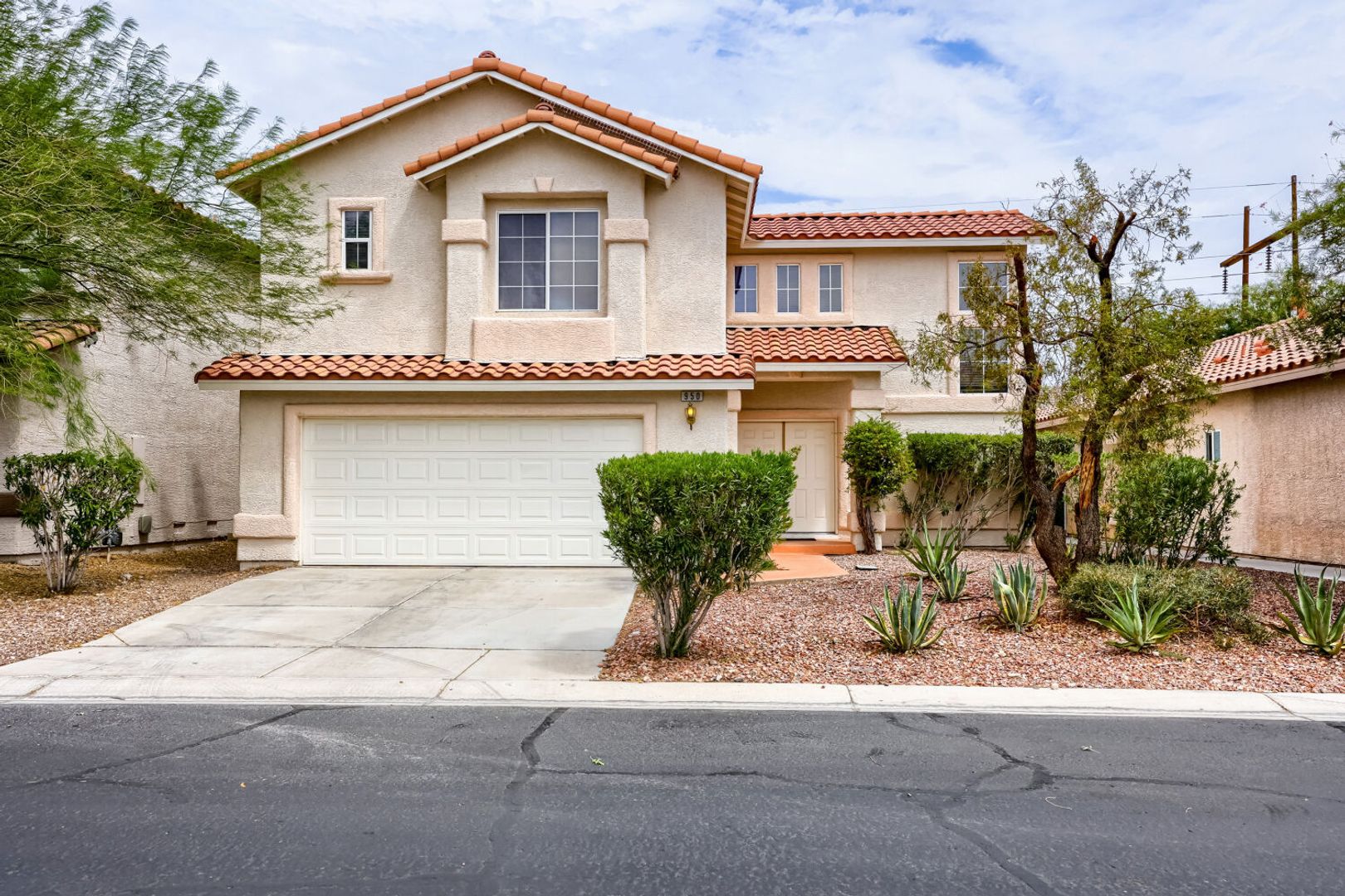 Las Vegas House: 950 Sweeping Vine Ave