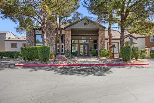 MOVE-IN SPECIAL: HALF OFF FIRST MONTH'S RENT!!! Beautiful 1 Bedroom in Gated Community with a Pool! – photo 1