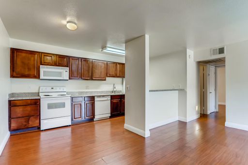 GATED 2-BEDROOM GEM MINUTES FROM THE LAS VEGAS STRIP! – photo 1