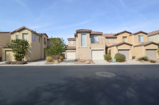 Spacious 3-Bedroom Henderson Home with Dual Garages! – photo 1