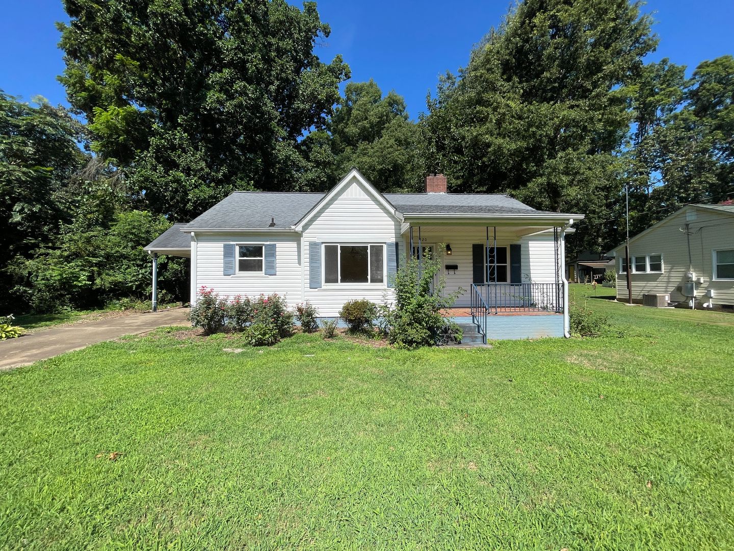 3 bedroom 1 bathroom house available.   Pet friendly!