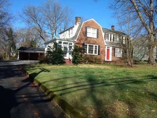 1 bedroom 1 bathroom upstairs apartment- close to Uptown Shelby! Pet Friendly!