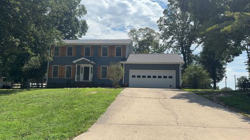 Large 3 bedroom 3 bathroom house available! Fenced Yard! Small dogs allowed! – photo 1