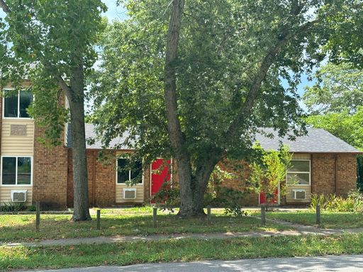 2 bedroom 1 bathroom apartment available now