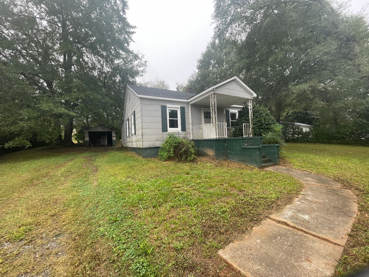 3 bedroom 1 bath house available!  Freshly Painted