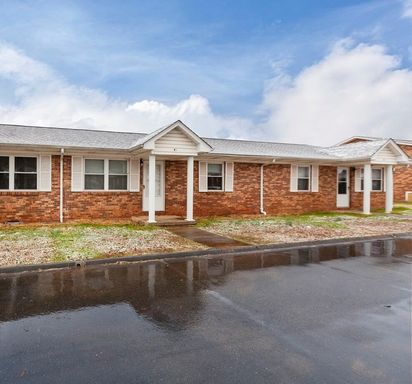 2 bedroom 1 bathroom apartment available!