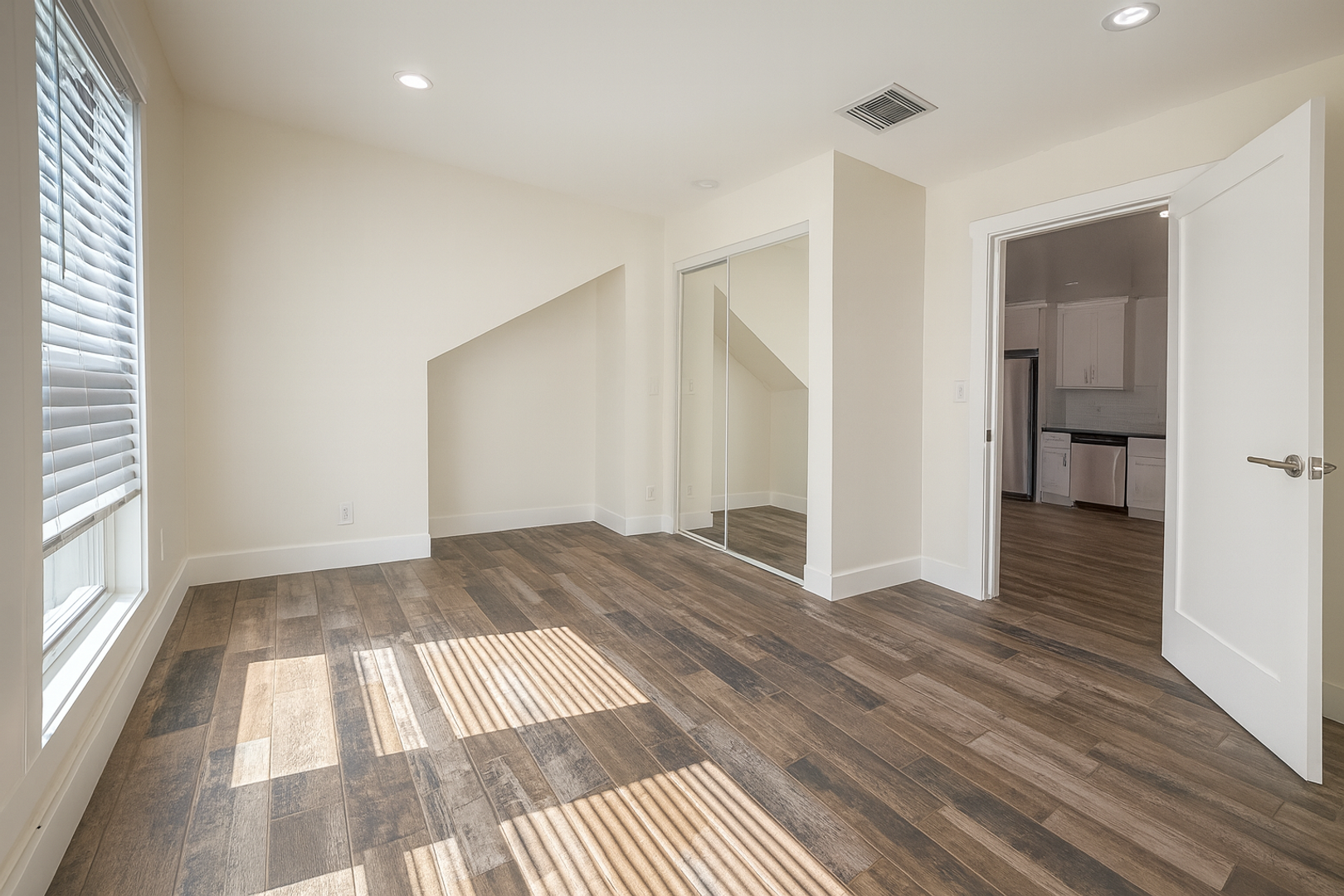 Los Angeles Apartment: 1462 W 28th St