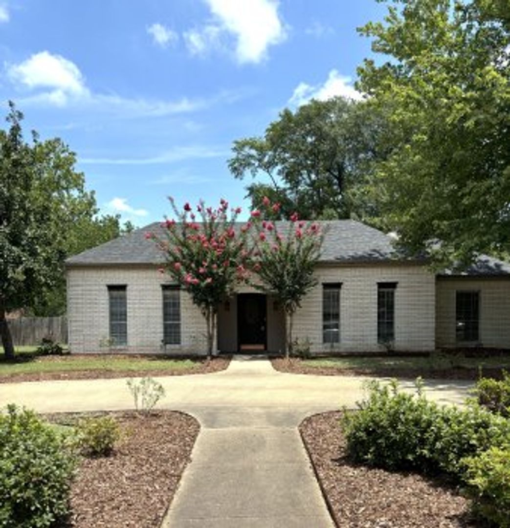 Texarkana House: 3808 Moores Lane