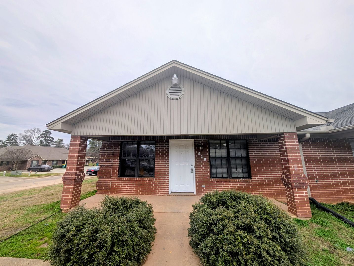 Texarkana House: 216 Apache Trail