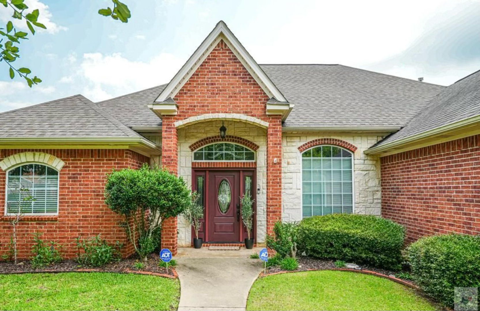 Texarkana House: 7001 Shadow Brooke Street