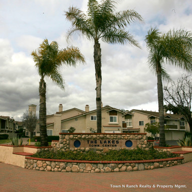 3Br 2 1/2Ba, 2 Story Condo Avail now short term lease – photo 1