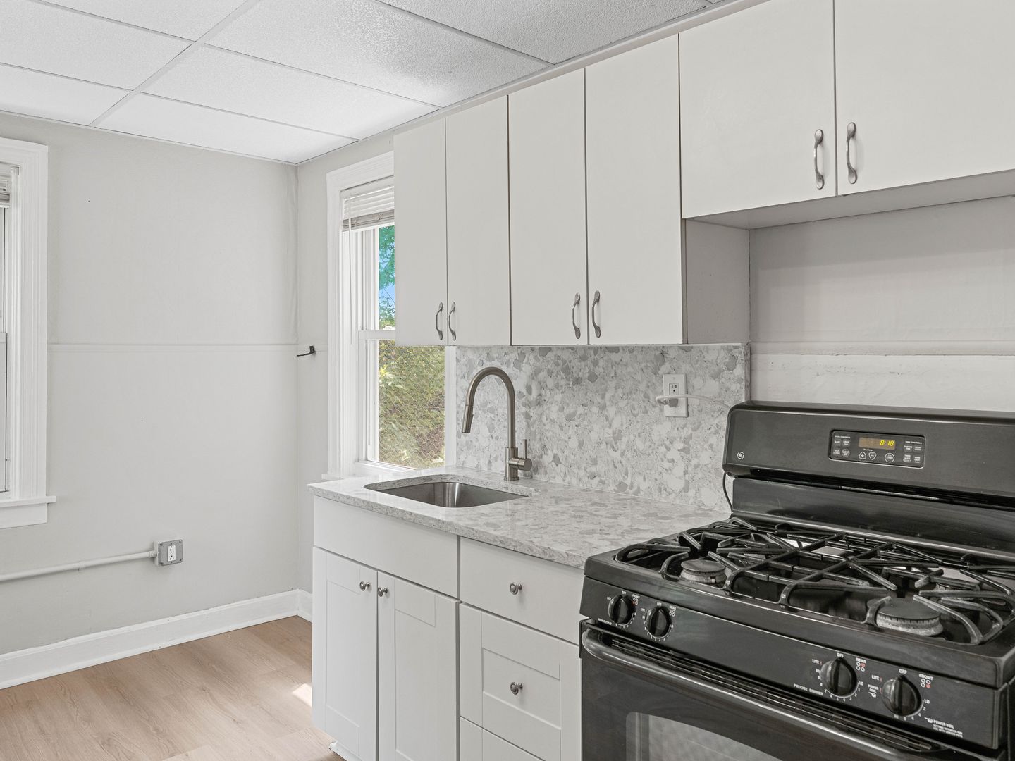 Gloucester Apartment: 858 Market St