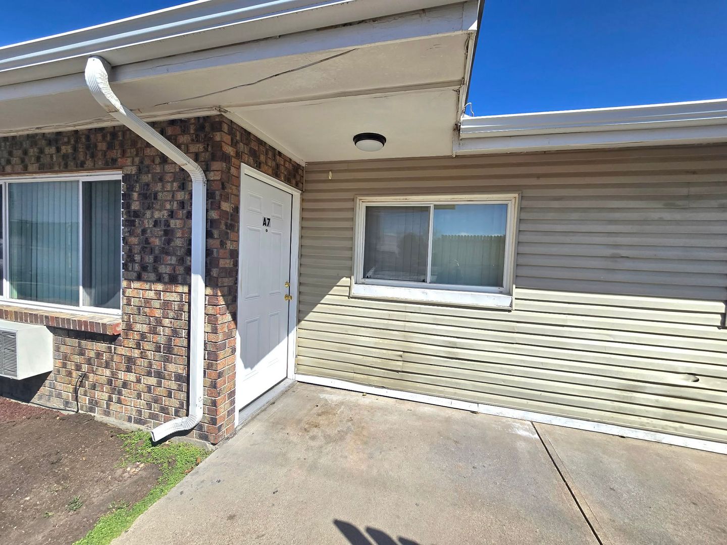 Windsor Apartment: 706 2nd St